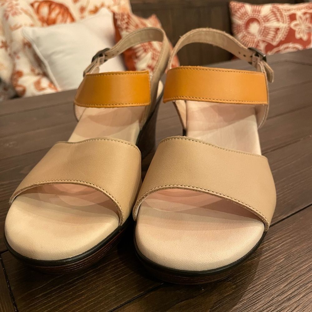 FLASH SALE! SAS Sandals _8.5